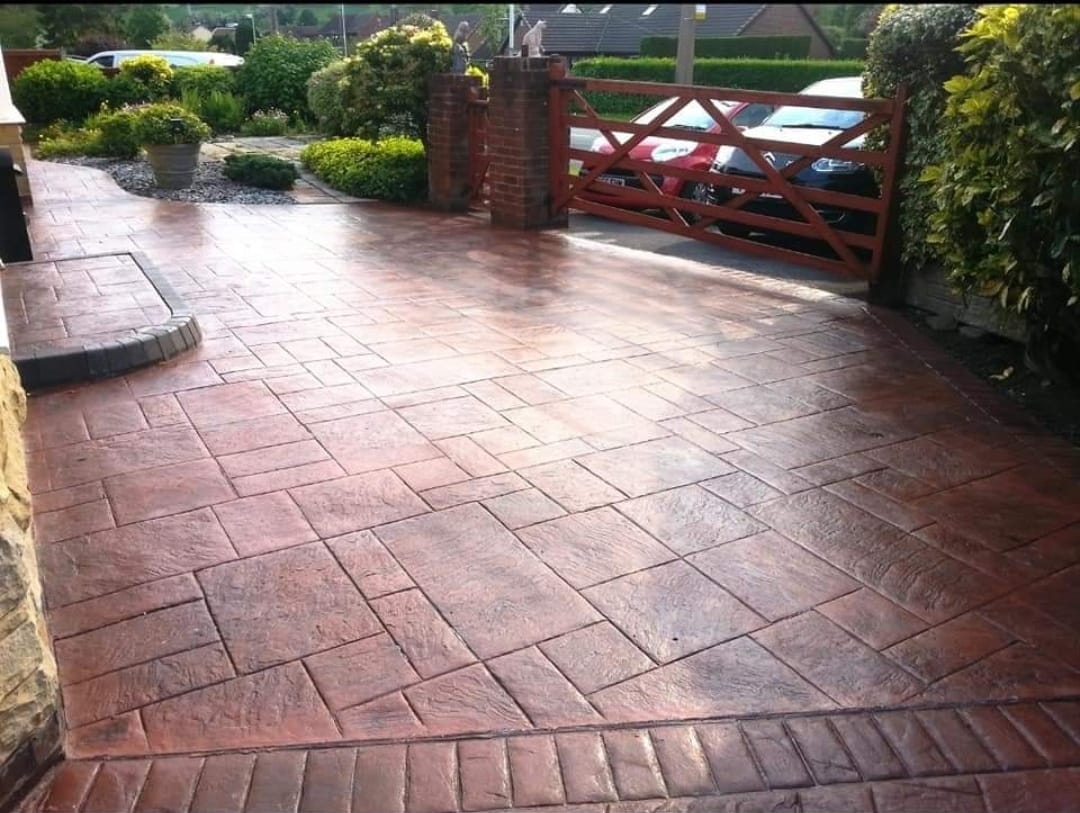Grey cobble pattern imprinted driveway with crisp borders
